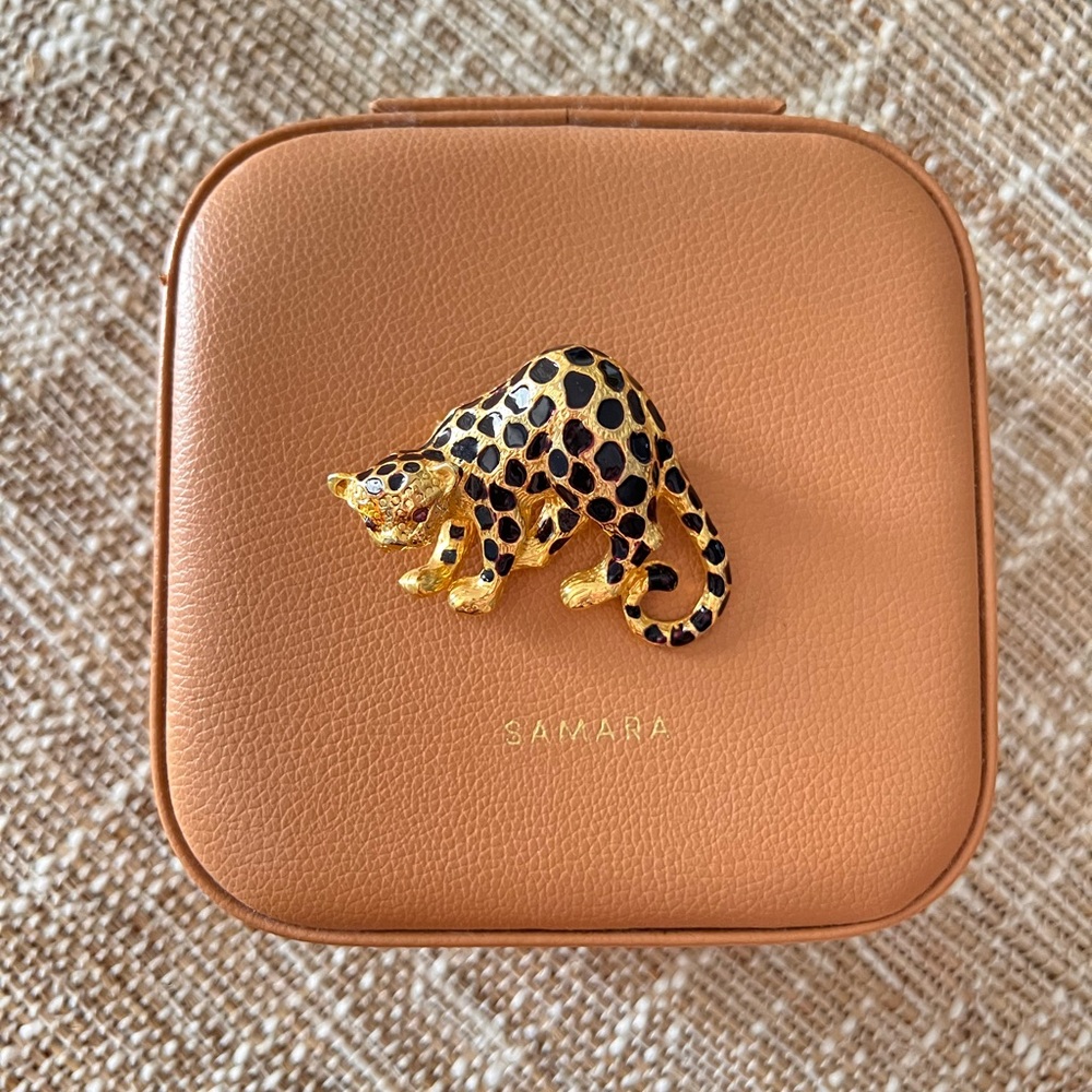 Vintage Brooch! Leopard 🐆 motif